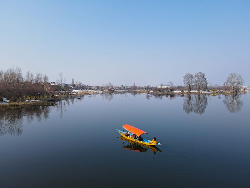 Relax on a romantic Shikara ride on Dal Lake